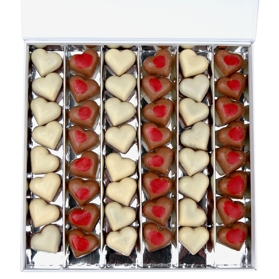 Luxe doos 48 hartjes bonbons doos met roomhartjes