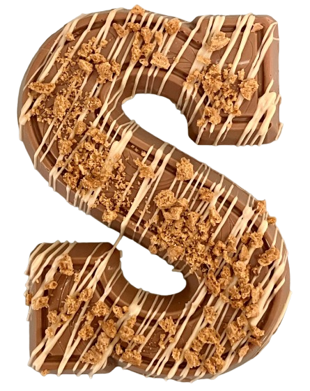 Luxe gedecoreerde letter S, melk met slagroomvulling Speculoos