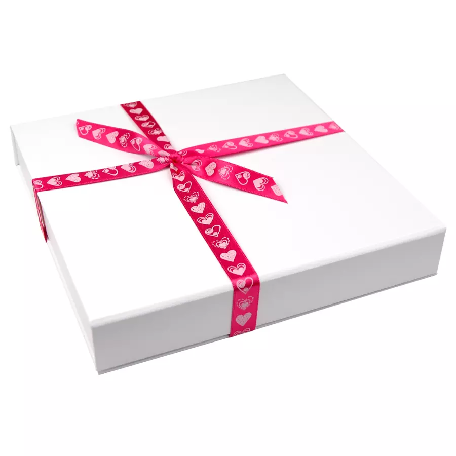 Luxe doos 48 hartjes bonbons doos met roomhartjes