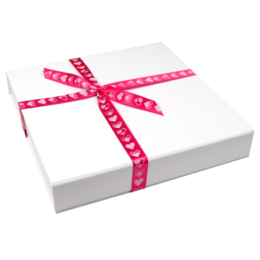 Luxe doos 48 hartjes bonbons doos met roomhartjes