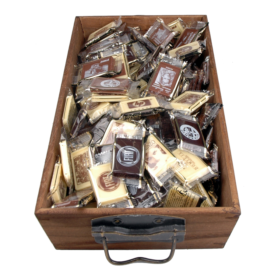 houten-kist-met-logochocolaatjes