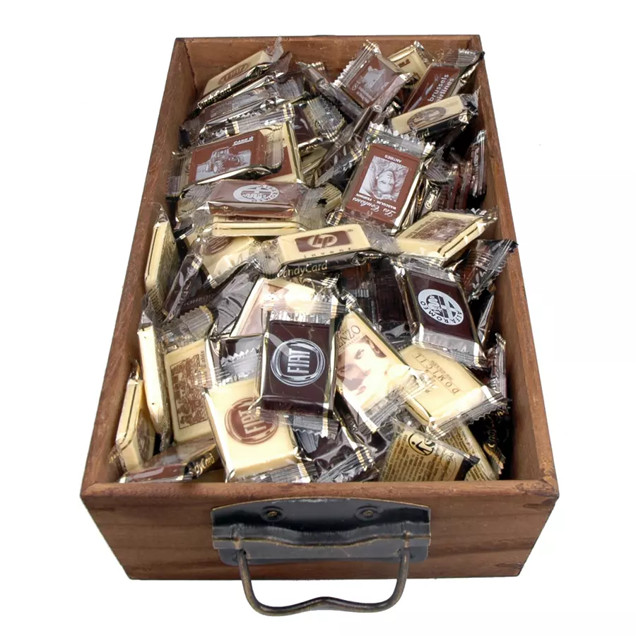 houten-kist-met-logochocolaatjes