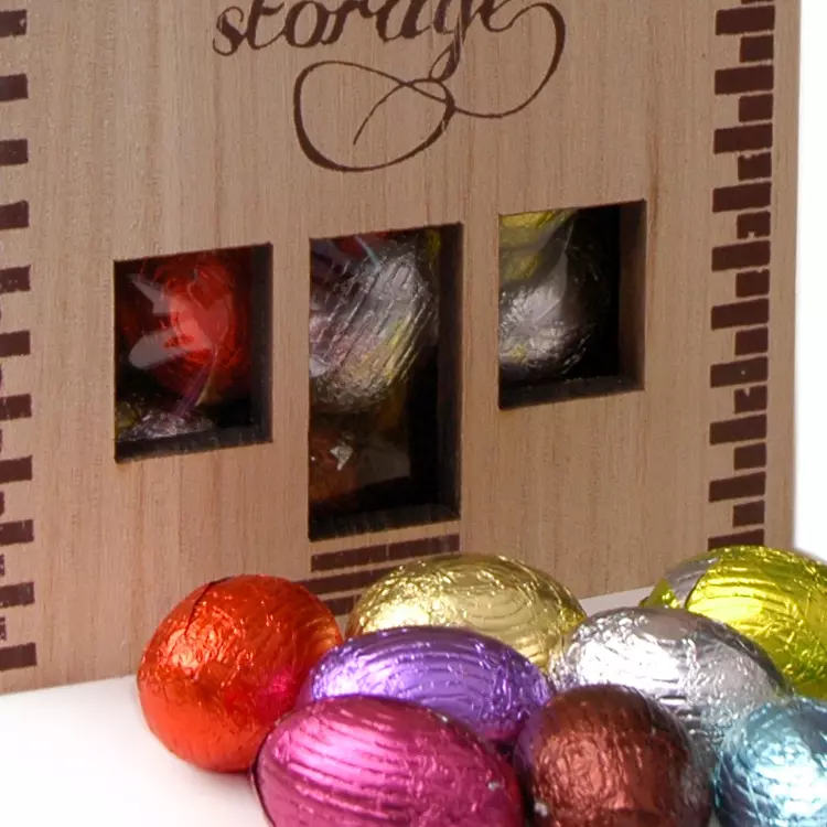 Houten huisje met Paaseitjes