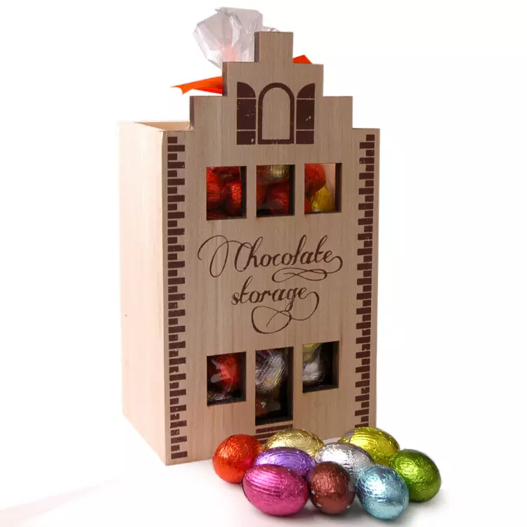 Houten huisje met Paaseitjes