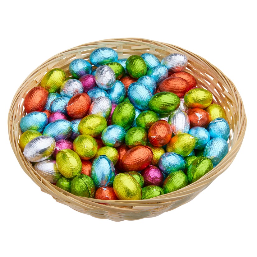 Rieten mand met 1 kilo paaseitjes