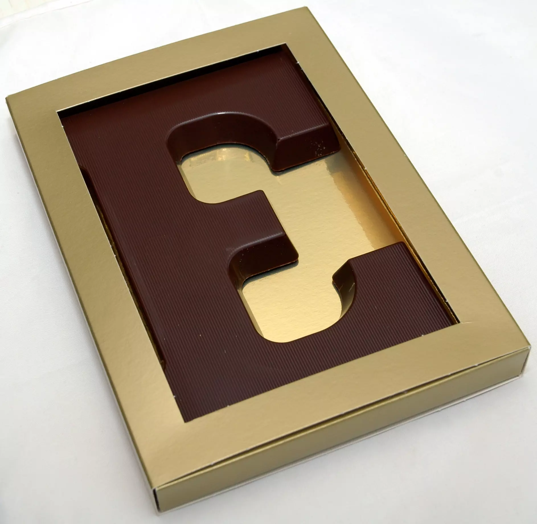 Chocoladeletter E 200 gram PUUR in gouden doos
