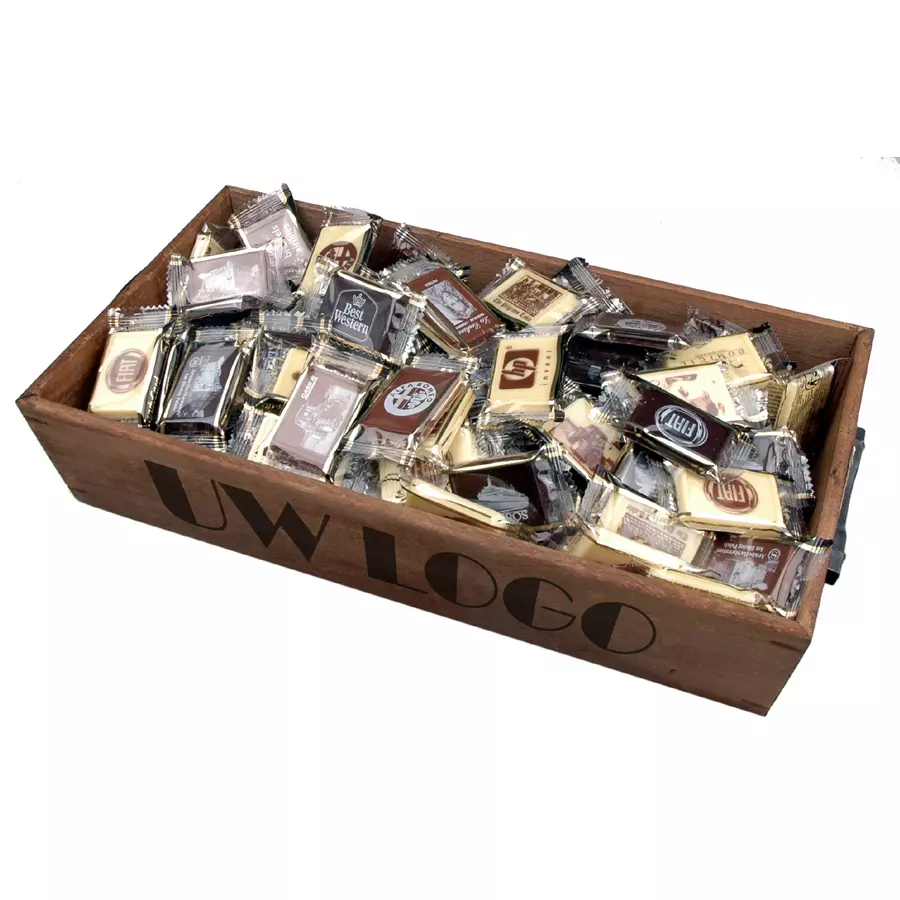houten-kist-met-logochocolaatjes