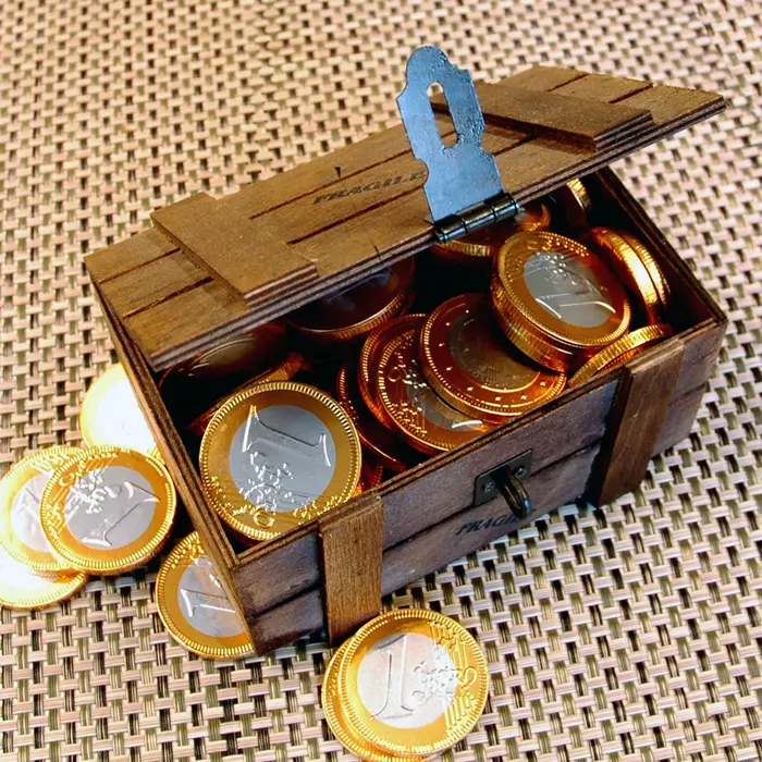 Houten schatkistje met munten